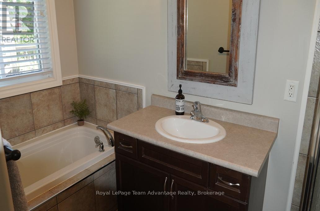 40 Winnifred Avenue E, Parry Sound, Ontario  P2A 2E7 - Photo 10 - X13457918