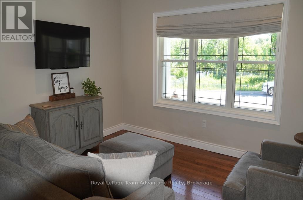 40 Winnifred Avenue E, Parry Sound, Ontario  P2A 2E7 - Photo 3 - X13457918