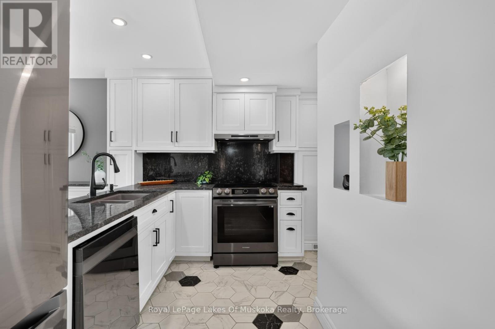 19 John Street, Huntsville, Ontario  P1H 1H2 - Photo 12 - X13465822
