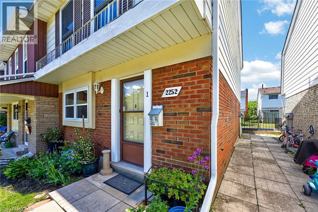 2252 Upper Middle Road Unit# 1, Burlington, Ontario  L7P 2Z9 - Photo 3 - 40840198