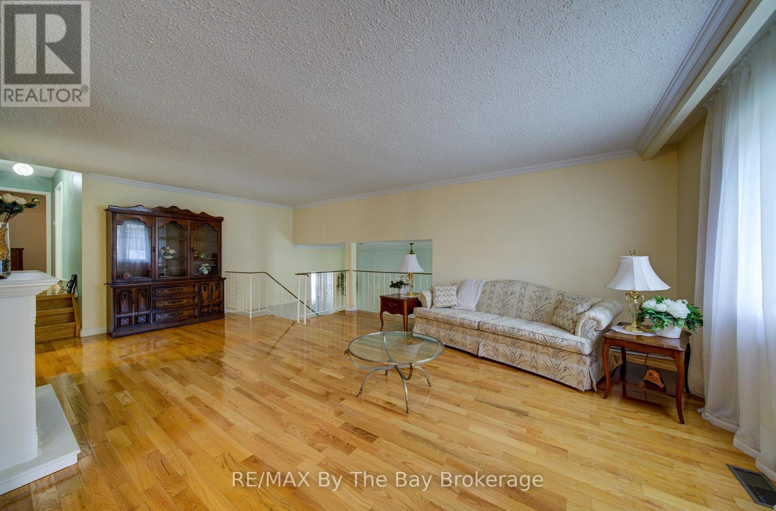 93 Frederick Dr S/s Drive, Wasaga Beach, Ontario  L9Z 1P1 - Photo 10 - S13470596
