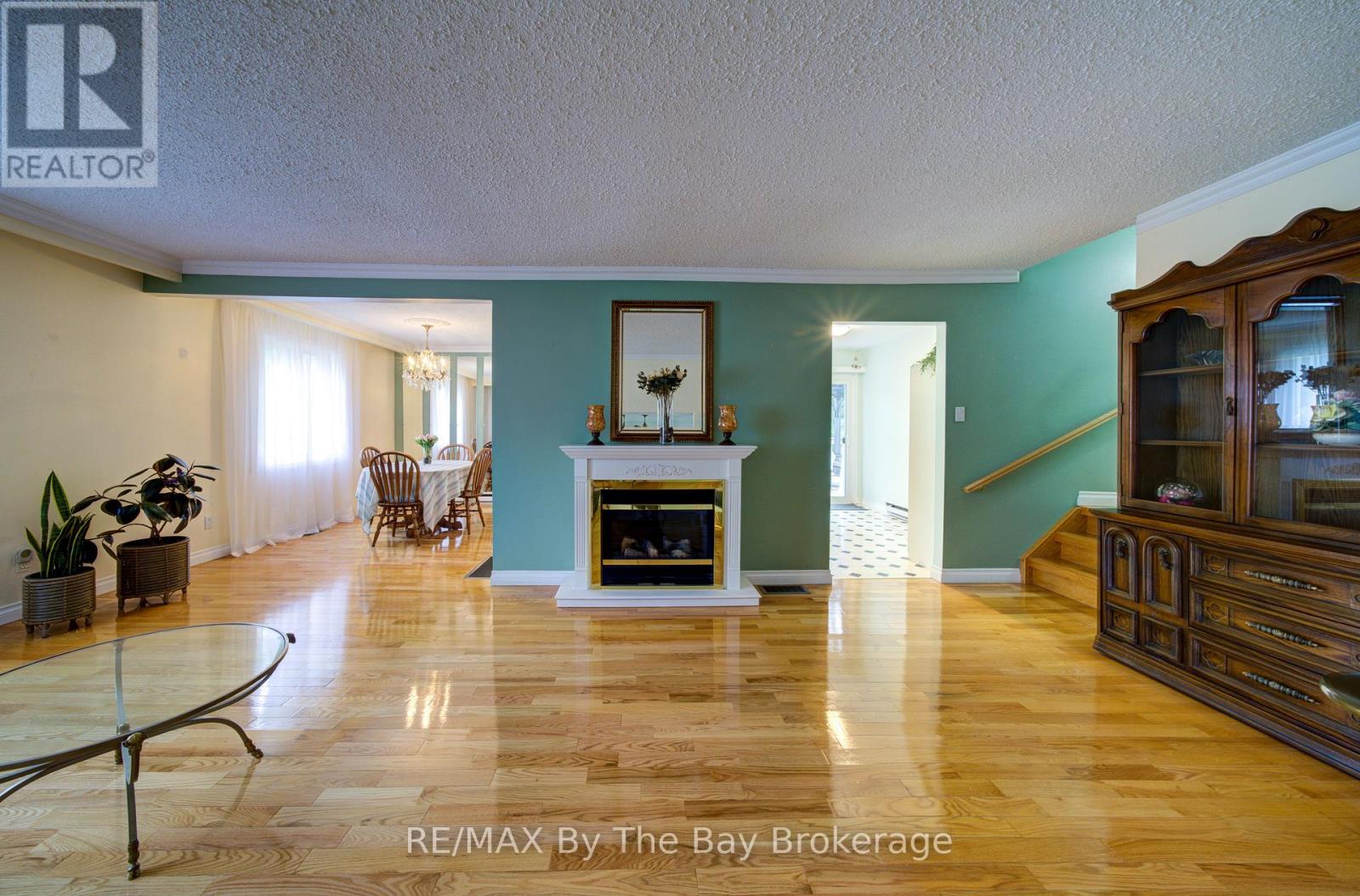 93 Frederick Dr S/s Drive, Wasaga Beach, Ontario  L9Z 1P1 - Photo 11 - S13470596