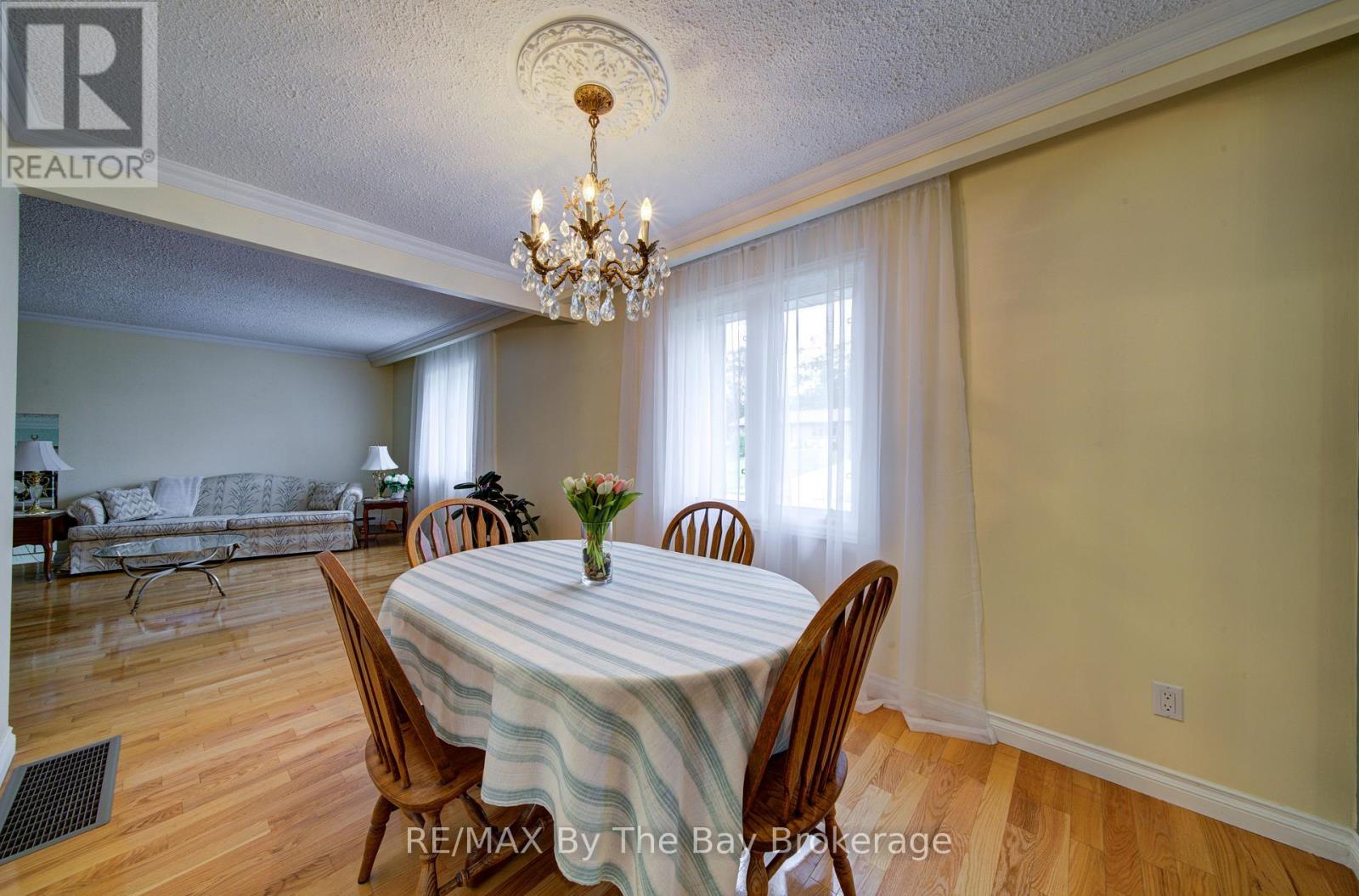 93 Frederick Dr S/s Drive, Wasaga Beach, Ontario  L9Z 1P1 - Photo 12 - S13470596