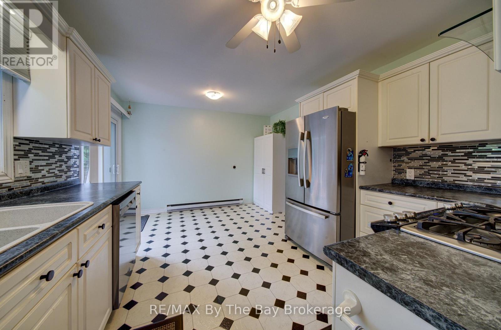 93 Frederick Dr S/s Drive, Wasaga Beach, Ontario  L9Z 1P1 - Photo 16 - S13470596