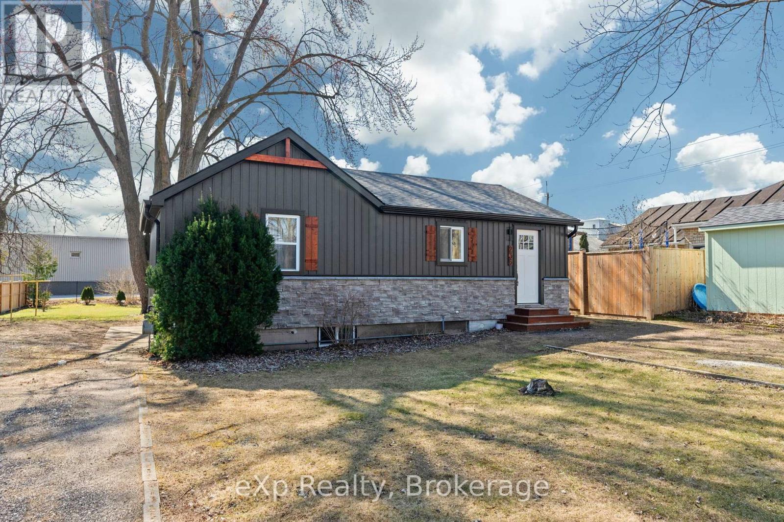 236 Sydenham Street, Strathroy-Caradoc, Ontario  N7G 1V3 - Photo 5 - X13472856
