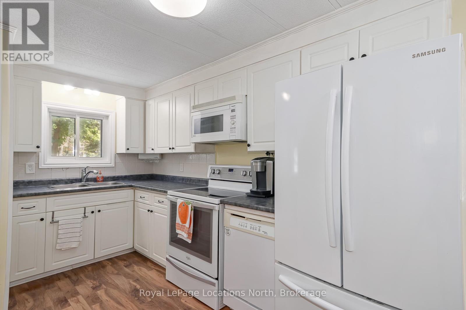 5 Golf Avenue E, Wasaga Beach, Ontario  L9Z 1K2 - Photo 11 - S13476834