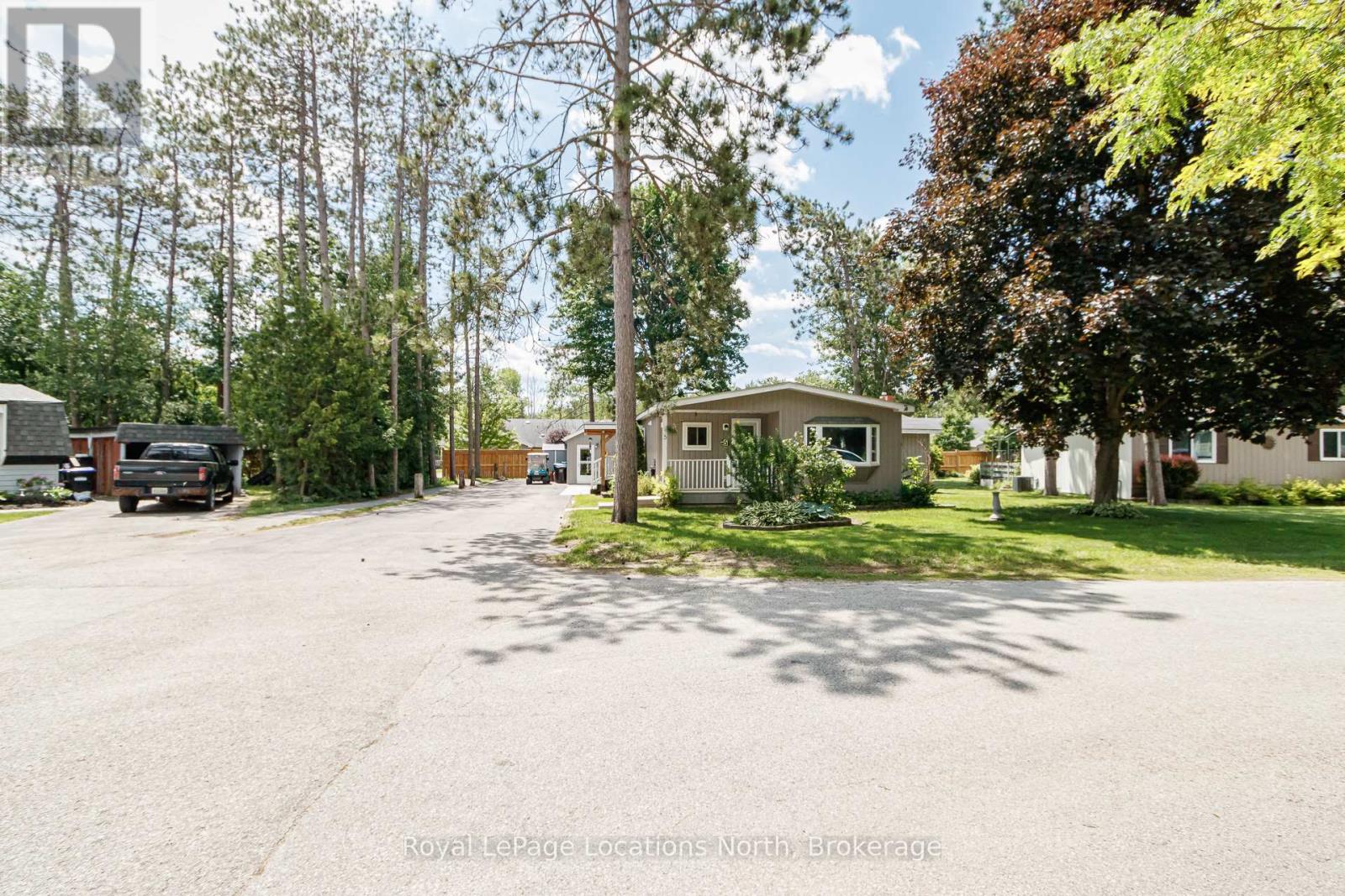5 Golf Avenue E, Wasaga Beach, Ontario  L9Z 1K2 - Photo 2 - S13476834
