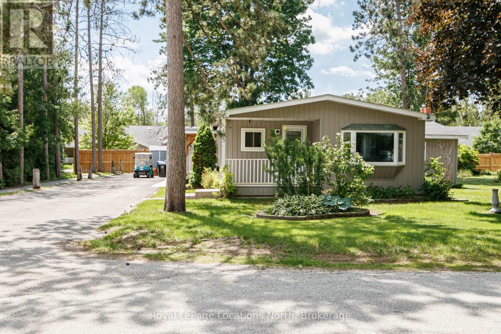 5 Golf Avenue E, Wasaga Beach, Ontario  L9Z 1K2 - Photo 3 - S13476834
