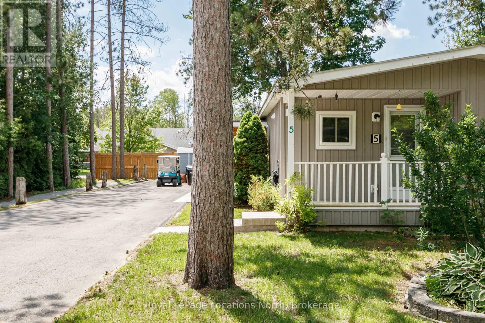 5 Golf Avenue E, Wasaga Beach, Ontario  L9Z 1K2 - Photo 4 - S13476834