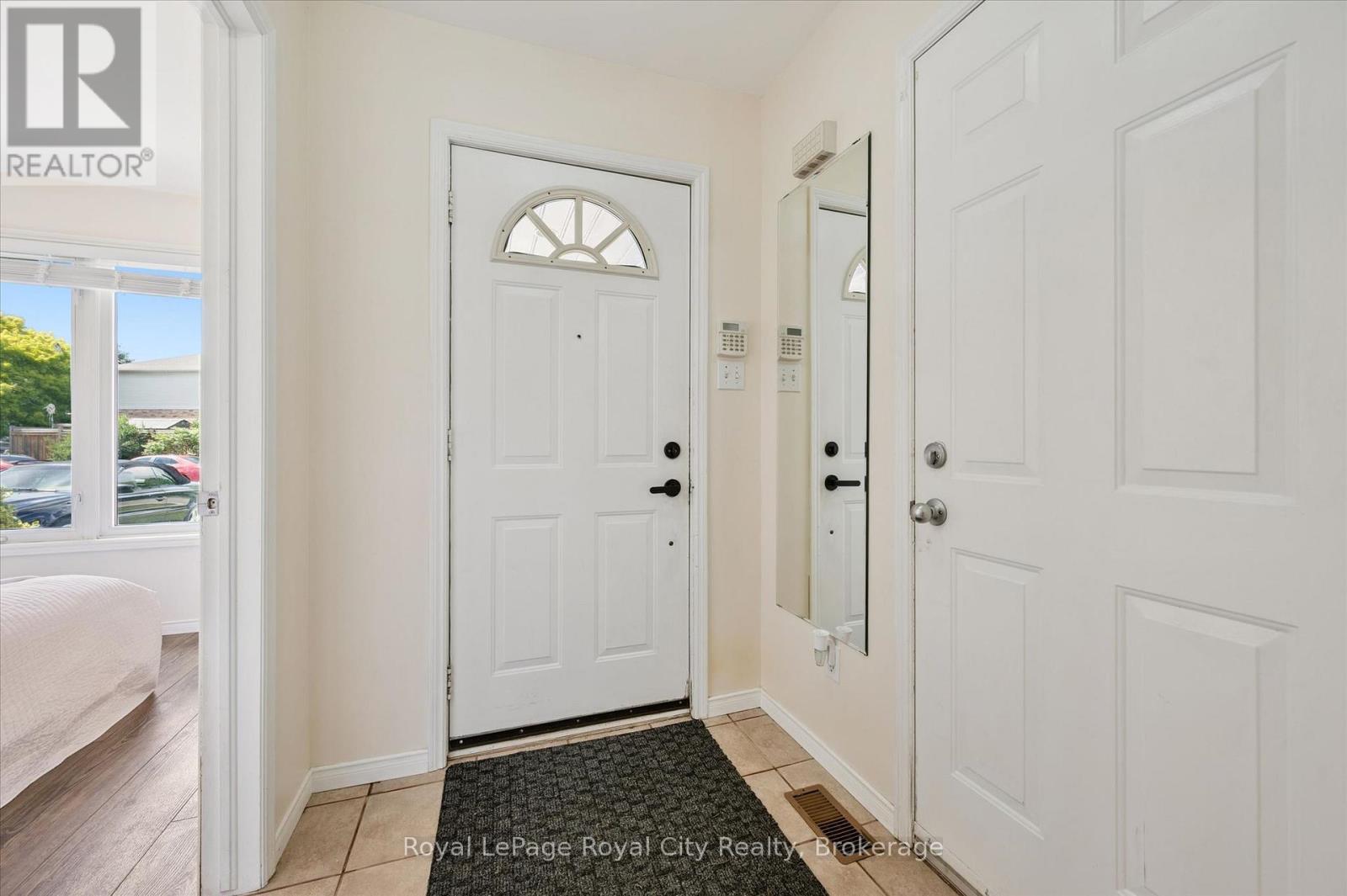 73 Waxwing Crescent, Guelph, Ontario  N1C 1E3 - Photo 3 - X13477760