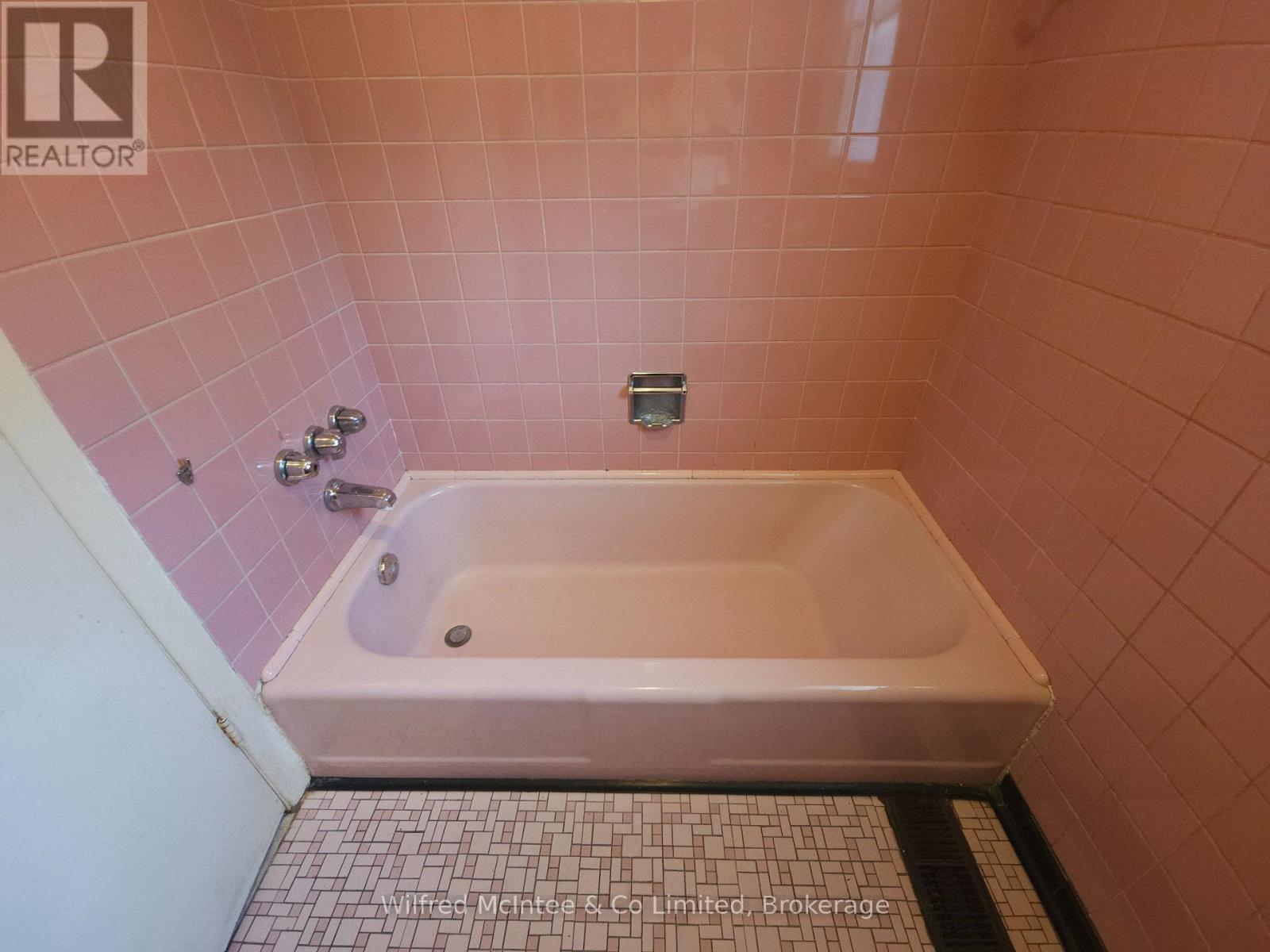 69 Haliburton Avenue, Toronto, Ontario  M9B 4Y6 - Photo 16 - W13483026