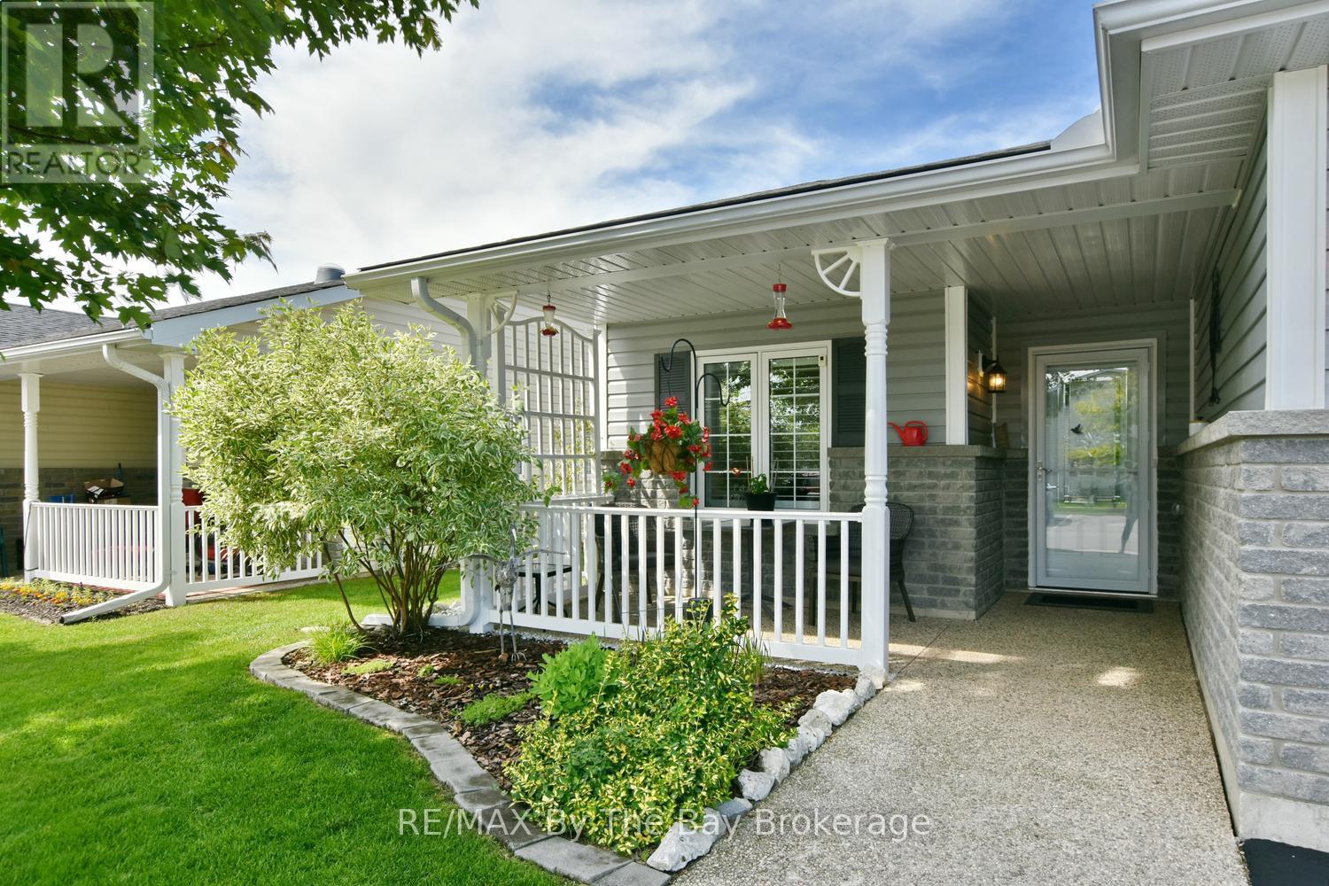 12 New York Avenue, Wasaga Beach, Ontario  L9Z 3A8 - Photo 2 - S13483208