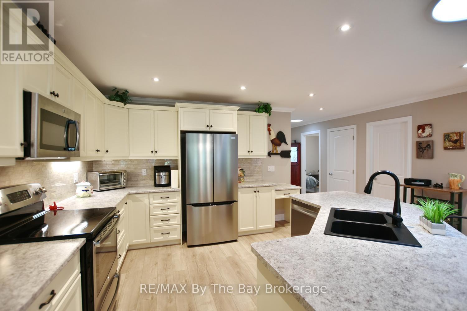 12 New York Avenue, Wasaga Beach, Ontario  L9Z 3A8 - Photo 4 - S13483208