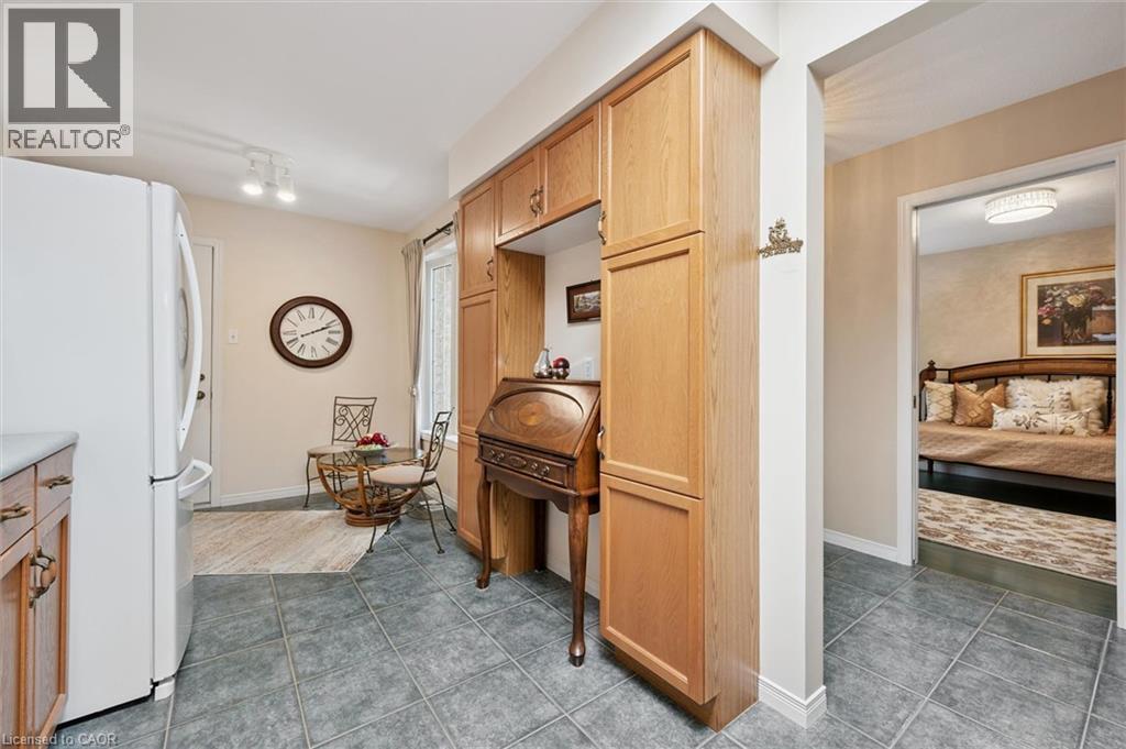658 Ellesmere Court, Waterloo, Ontario  N2V 2H4 - Photo 10 - 40842250