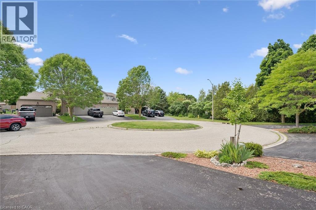 658 Ellesmere Court, Waterloo, Ontario  N2V 2H4 - Photo 4 - 40842250
