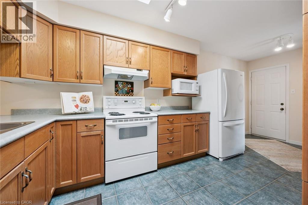 658 Ellesmere Court, Waterloo, Ontario  N2V 2H4 - Photo 7 - 40842250