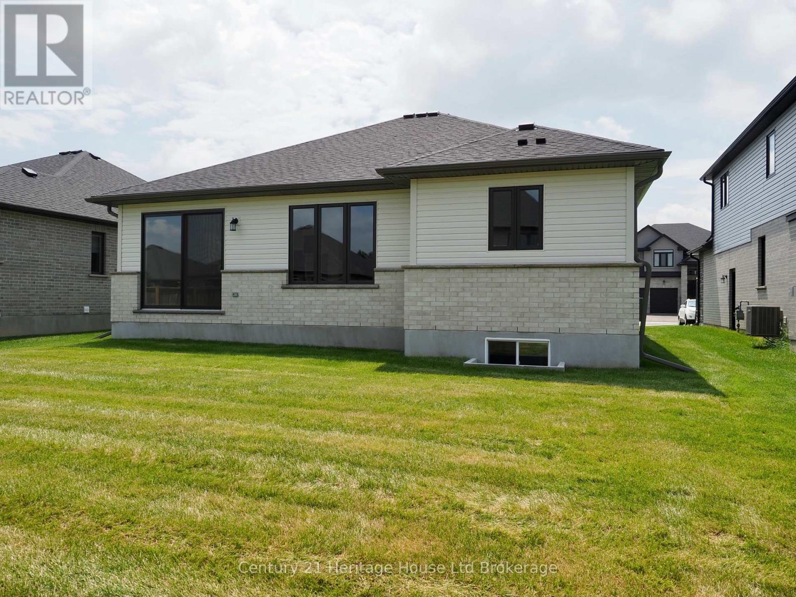 28 Sycamore Drive, Tillsonburg, Ontario  N4G 5R9 - Photo 3 - X13485520
