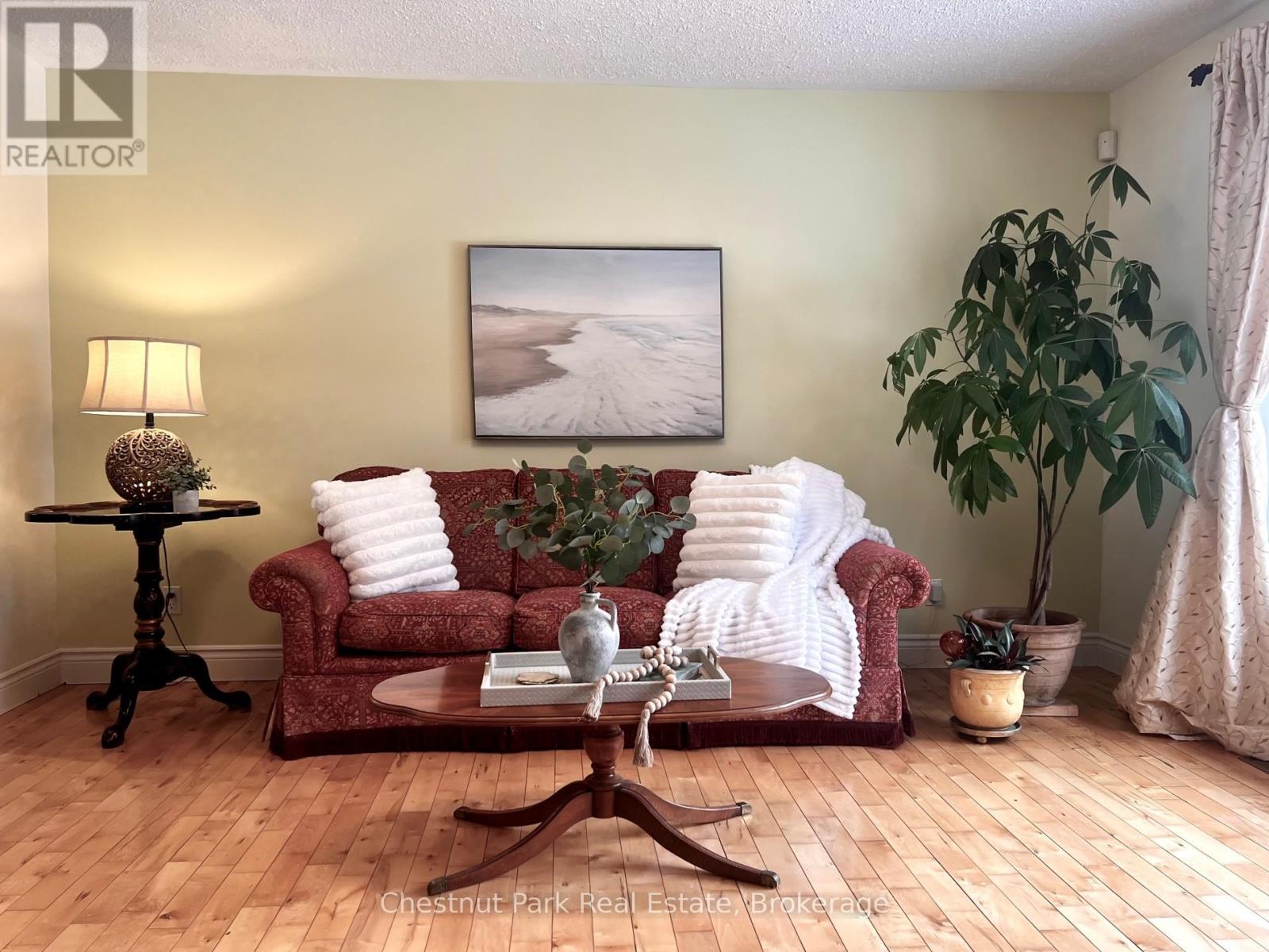 135 Christopher Avenue, Wasaga Beach, Ontario  L9Z 1S4 - Photo 2 - S13486012